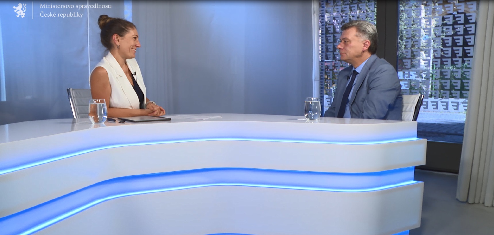Obsah obrázku interiér, oblečení, zeď, osobaPopis byl vytvořen automaticky